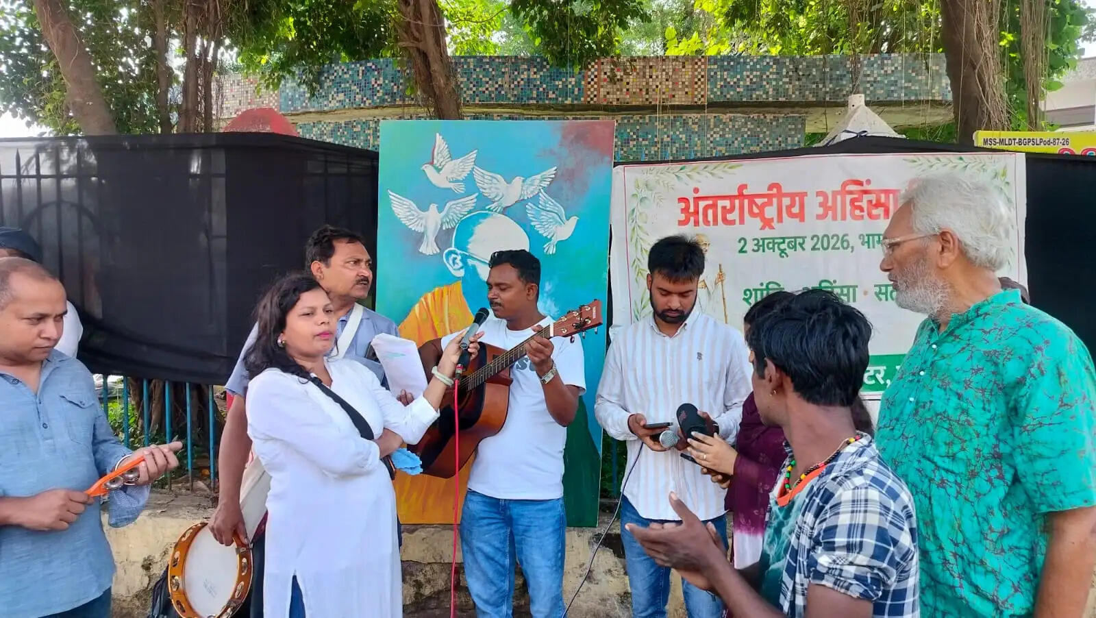 भागलपुर स्टेशन परिसर में मनी गांधी जयंती: 'पीस सेंटर' और 'परिधि' ने मनाया अंतरराष्ट्रीय अहिंसा दिवस