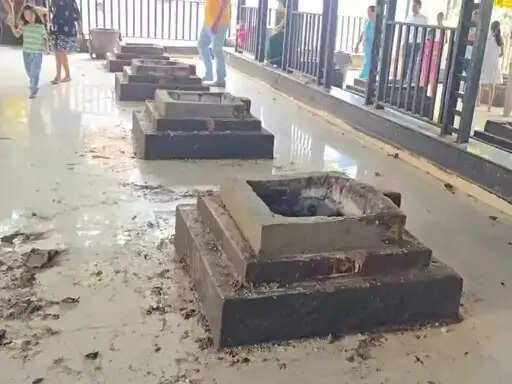 नलखेड़ा&nbsp;में&nbsp;8 श्रद्धालुओं की मौत के विरोध में&nbsp;व्यापारियों ने प्रतिष्ठान बंद रखकर जताया विरोध,&nbsp;मंदिर में हवन-पूजन भी ठप
