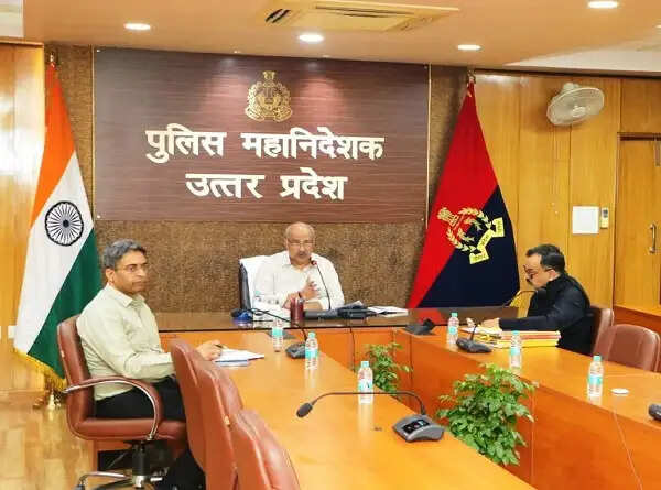 त्योहारों को लेकर यूपी पुलिस अलर्ट, डीजीपी ने बाजारों में अफसराें काे फुट पेट्रोलिंग के दिए निर्देश