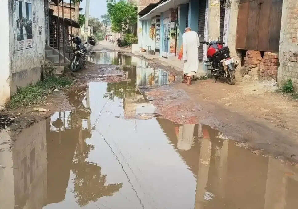 निर्मली में एचपीएस कॉलेज के सामने सड़क पर जलजमाव, लोगों की बढ़ी परेशानी