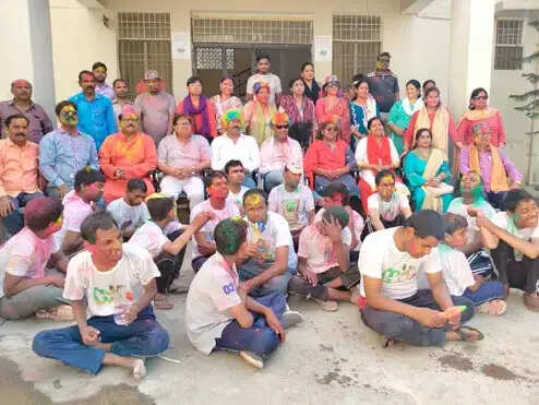लोक सेवक मंडल एवं अनाम स्नेह ने अनाथ बच्चों के साथ मनाई होली