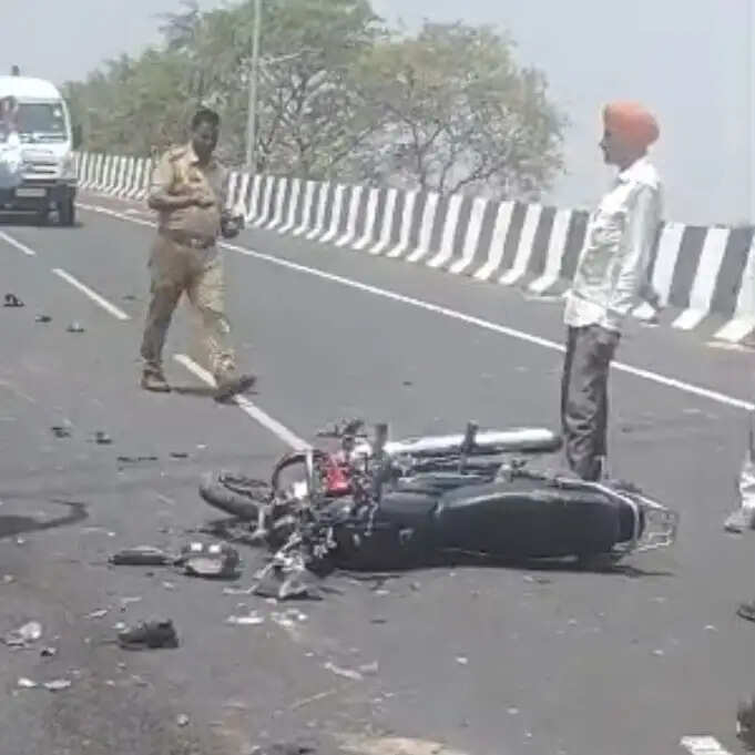 बोलेरो की टक्कर से बाइकसवार दंपति और दो बच्चों की मौत