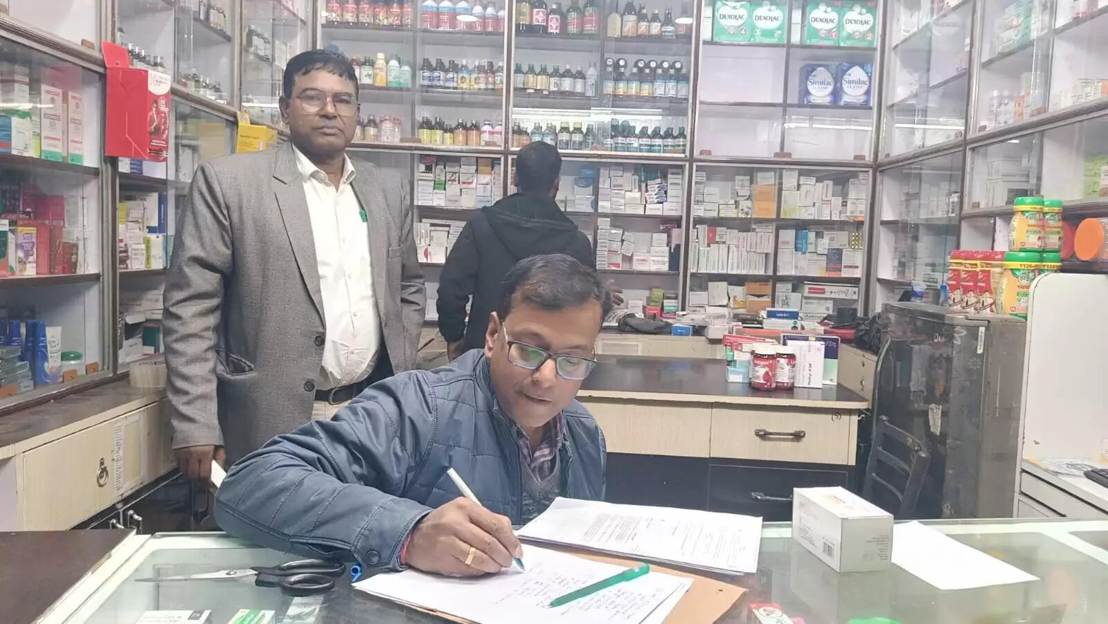 डीएम के निर्देश पर जोगबनी में नशीली दवाओं को लेकर दवा दुकानों का निरीक्षण