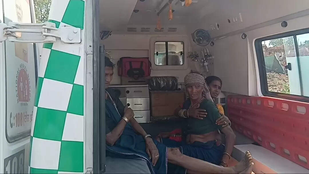 कोरबा: ग्रामीणों से भरी पिकअप का ब्रेक हुआ फेल, पेड़ से टकराई, नाै घायल