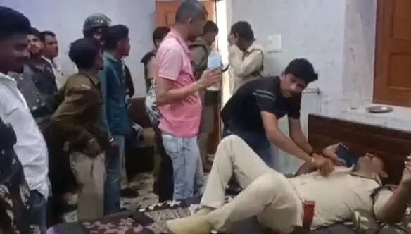 धारः अतिक्रमण हटाने पहुंचे दल पर ग्रामीणों ने किया पथराव, थाना प्रभारी और महिला पुलिसकर्मी घायल