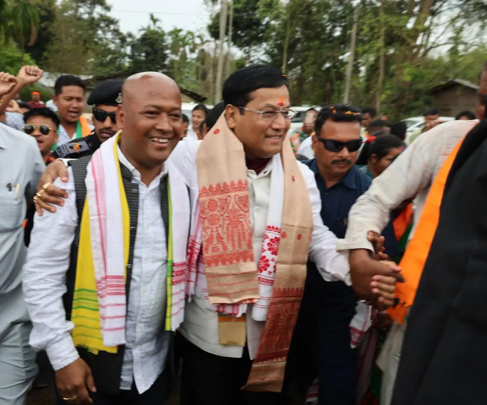 टिंगखांग में आलू से लदे ट्रैक्टरों को सोनोवाल ने दिखाई हरी झंडी