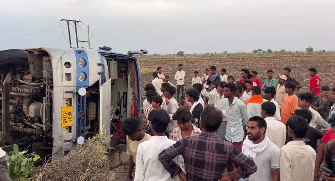 श्योपुरः अनियंत्रित होकर बस पलटी,&nbsp;16 यात्री घायल