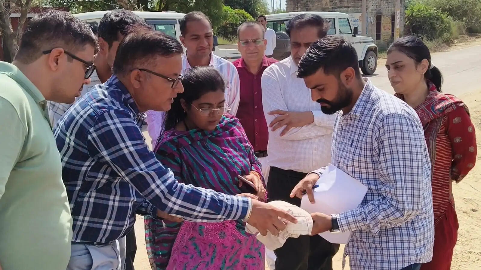 जींद : खेत में उतर कर डीसी ने परखी डिजिटल क्रॉप सर्वे की हकीकत