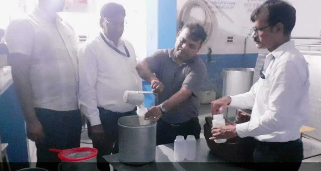 खाद्य सुरक्षा विभाग दूध केंद्रों पर की छापेमारी