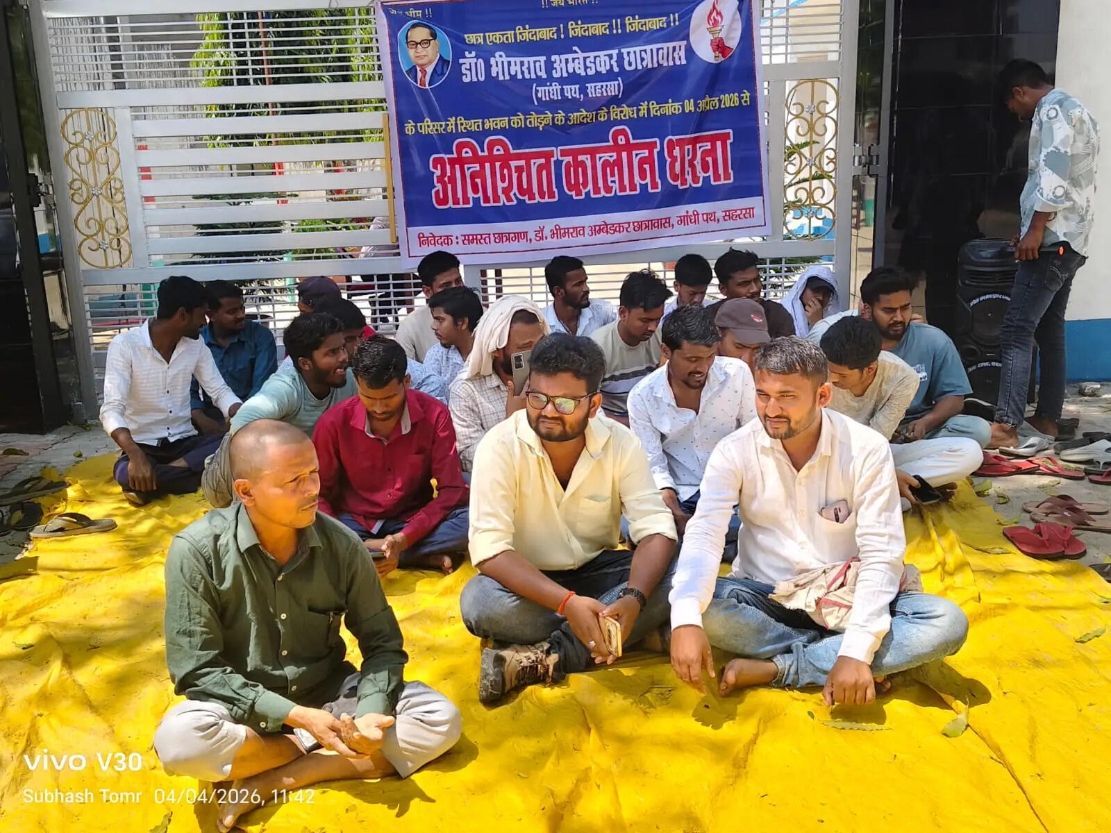 छात्रावास भवन को तोड़ने के विरूद्ध छात्रों का अनिश्चितकालीन धरना-प्रदर्शन