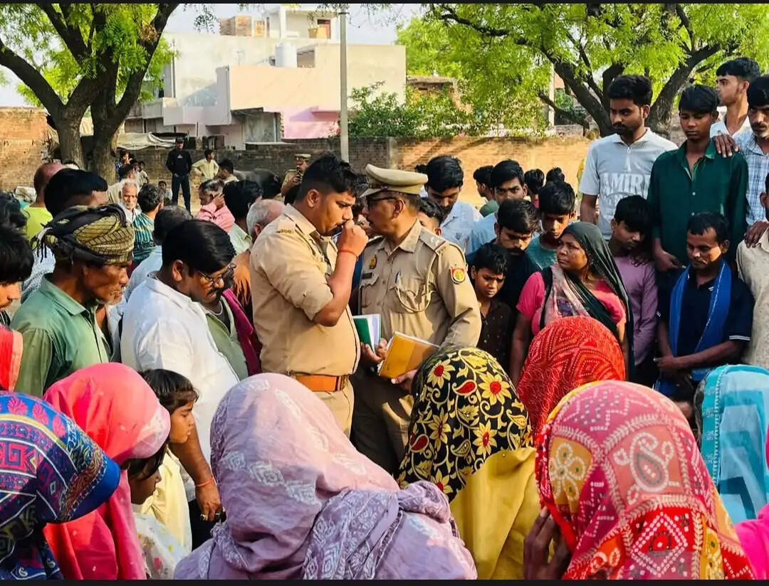 नीम के पेड़ पर लटका मिला युवती का शव