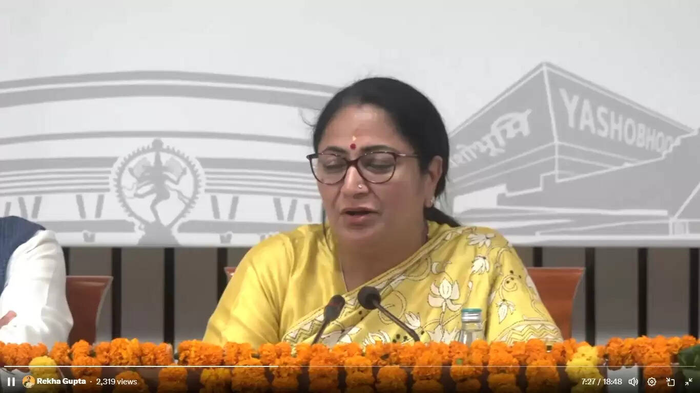 मुख्यमंत्री ने की मौलाना आजाद अस्पताल के डॉक्टरों से मुलाकात, पिछली सरकारों पर साधा निशाना