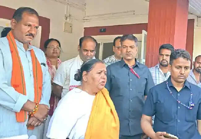 पांढुर्णाः अश्लील वीडियो मामले में कार्रवाई नहीं होने पर उमा भारती ने थाने का घेराव करने की दी सलाह