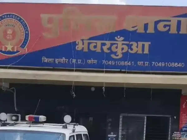 इंदौर के&nbsp;ट्रांसपोर्ट नगर में फुटपाथ पर मिला हम्माल का शव, पत्थरों से वार कर हत्या, साथी&nbsp;फरार