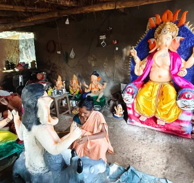 समूह' की महिलाओं ने श्रीगणेश की 52 मूर्तियां बनाकर, एक लाख 80 हजार में किया विक्रय