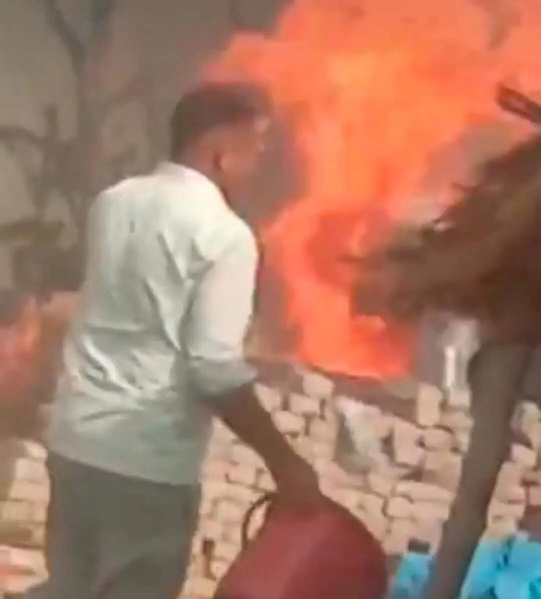 तीन घरों में भीषण आग,घर व गृहस्थी खाक