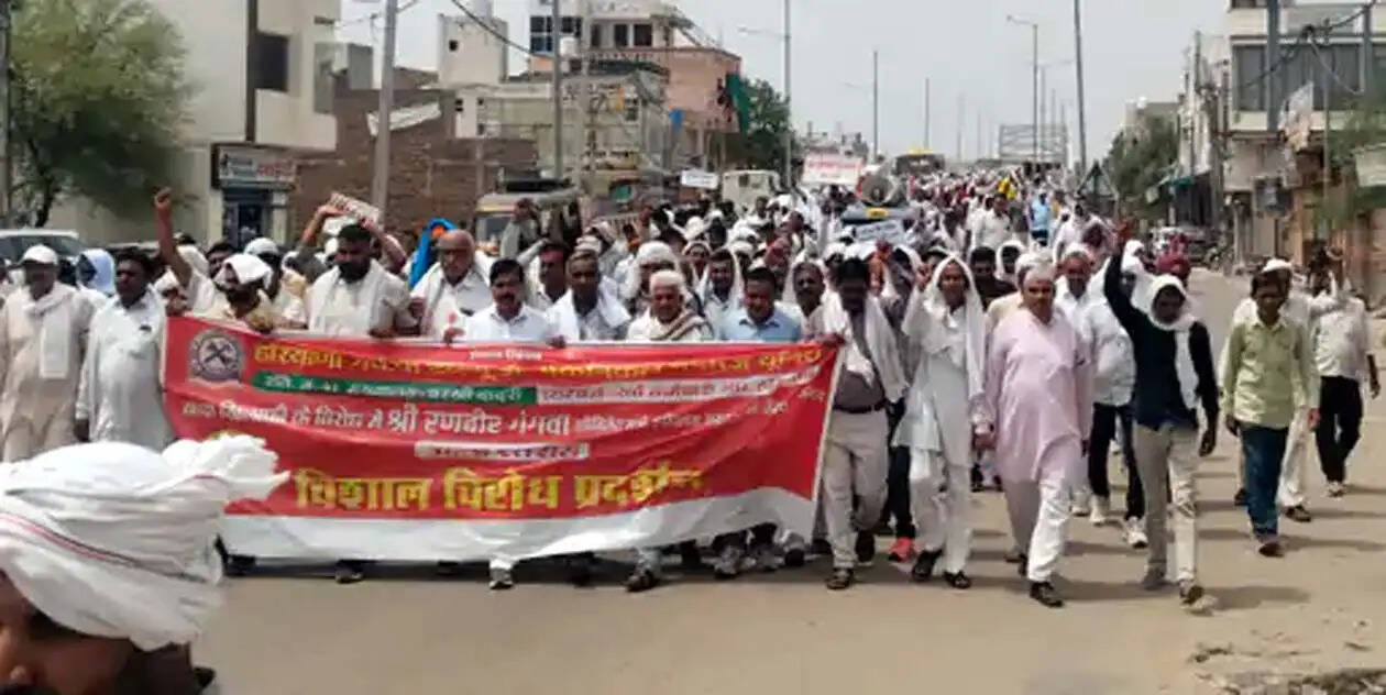 हिसार में पीडब्ल्यूडी मैकेनिकल कर्मचारियाें ने किया प्रदर्शन, मंत्री गंगवा ने दिया वार्ता का आमंत्रण