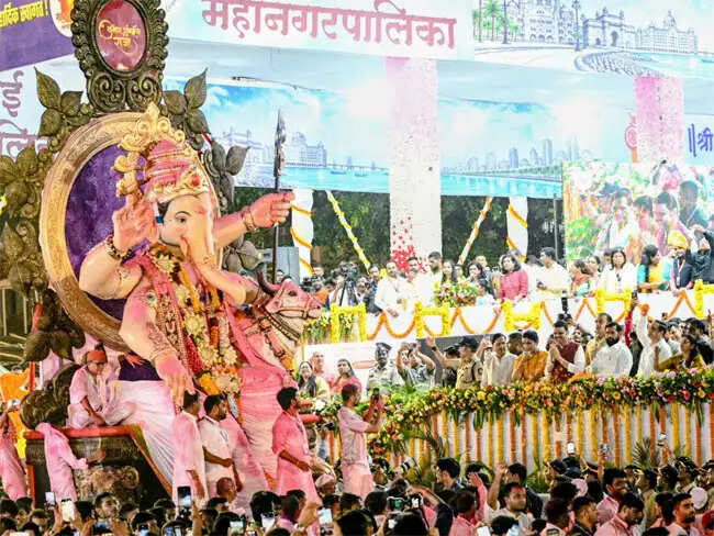 मुख्यमंत्री फडणवीस ने गिरगांव चौपाटी पर भगवान गणेश को विदाई दी