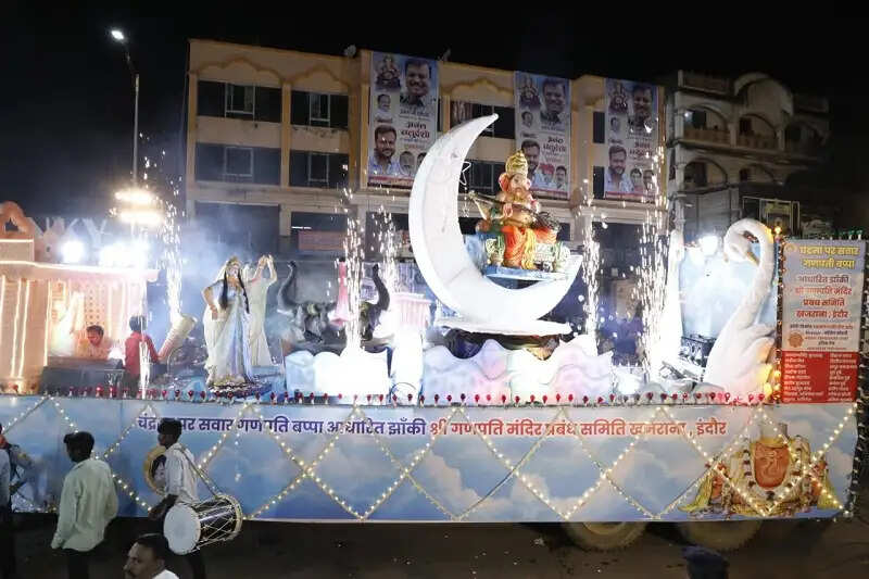 इंदौरः गौरवशाली परम्परा के अनुरूप रातभर निकला नयनाभिराम झांकियाँ और अखाड़ों का कारवां