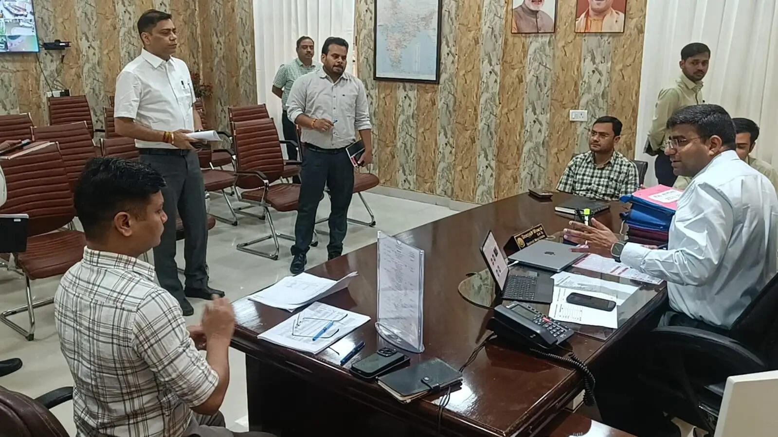 फार्मर रजिस्टर कार्य सरकार की प्राथमिकता, तेजी से कराए कार्य : जिलाधिकारी