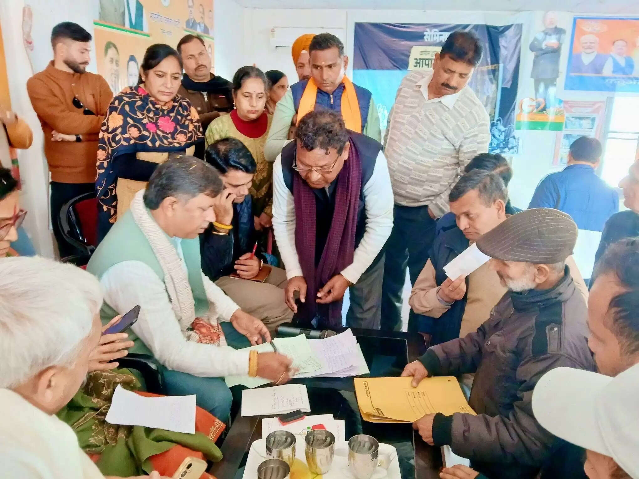 जनता दरबार में विधायक डॉ. भारत भूषण ने सुनीं जनसमस्याएं