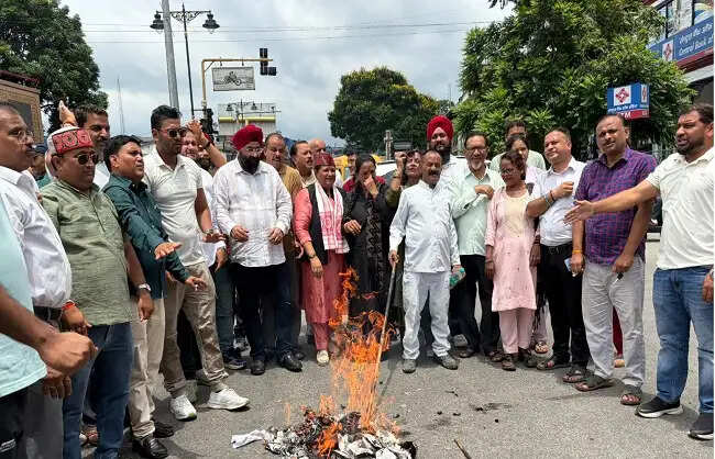 कांग्रेस ने फूंका&nbsp; पुतला, धर्मेंद्र प्रधान के इस्तीफे की मांग