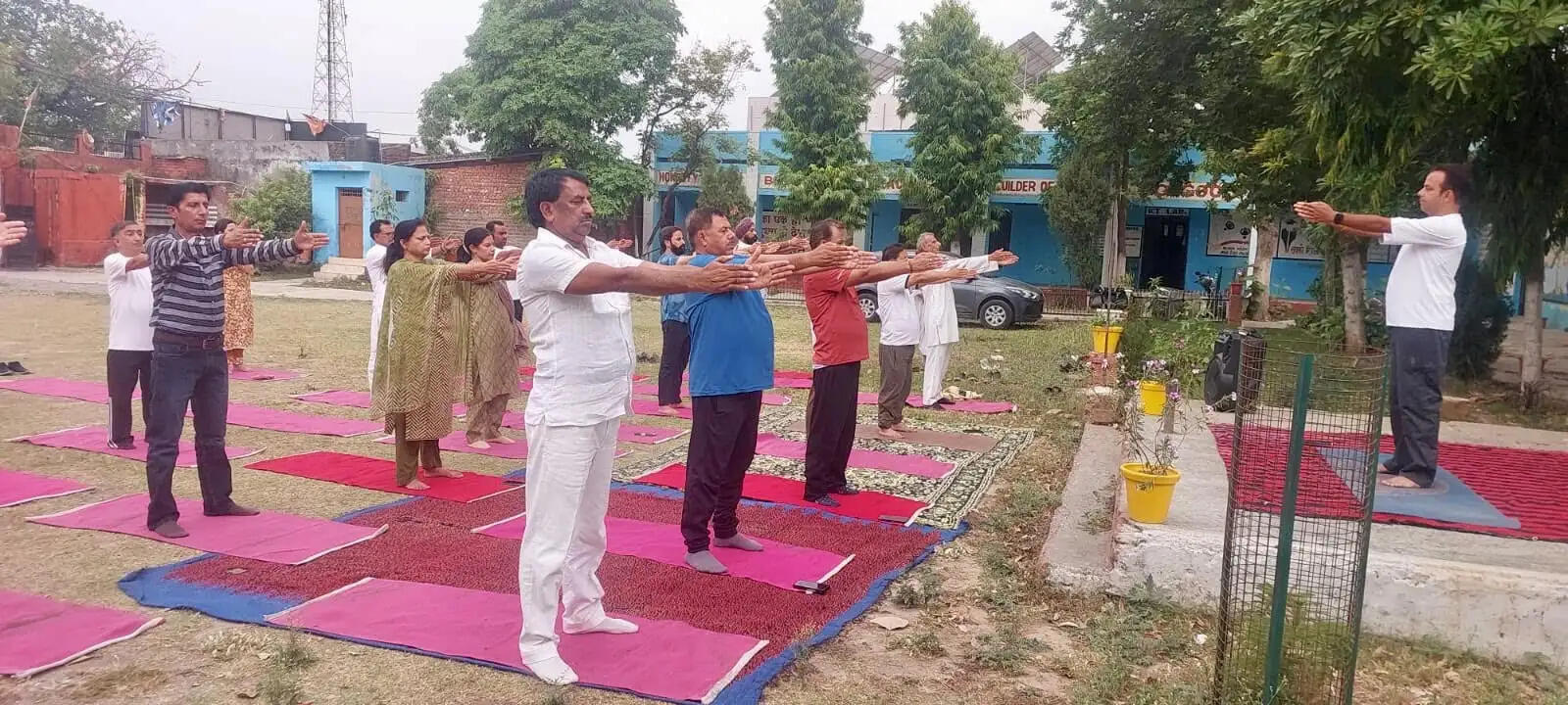 लखनपुर में योग सत्र आयोजित, स्वस्थ जीवनशैली और नशा मुक्ति का दिया संदेश