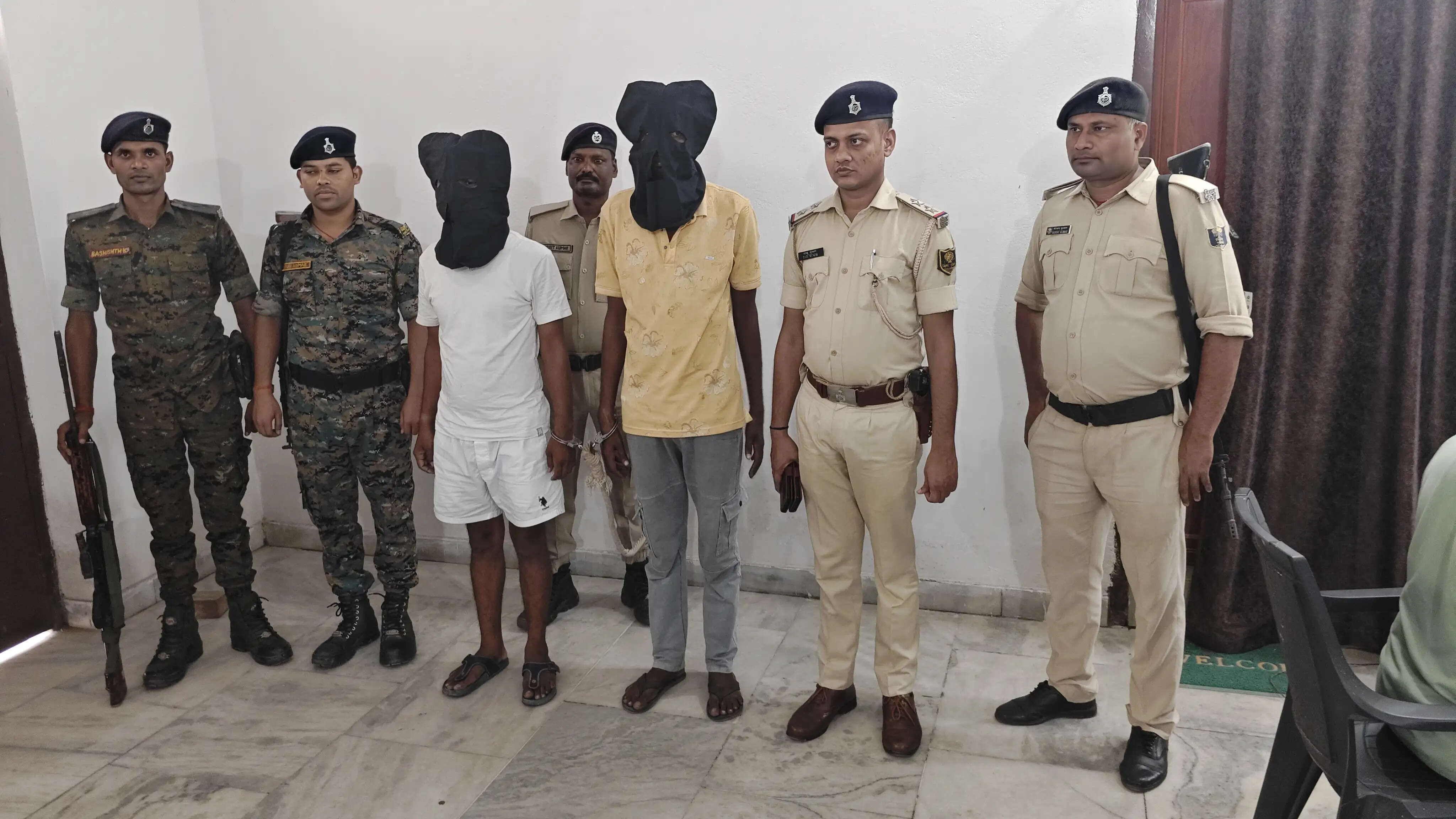 जिले के बलवाहाट थाना क्षेत्र में अपराध की साजिश नाकाम, हथियार व गोली के साथ दो अपराधी गिरफ्तार.चार चक्का वाहन जप्त