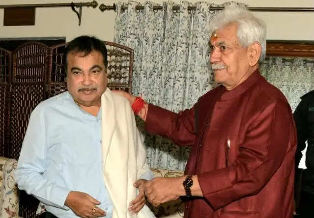 जोजिला सुरंग की अंतिम चट्टान की खुदाई का गडकरी ने शुभारंभ किया
