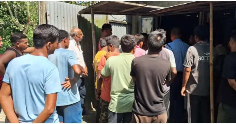 राशन में गड़बड़ी के आरोप में&nbsp;ग्राहकों का प्रदर्शन, दुकान में जड़ा ताला