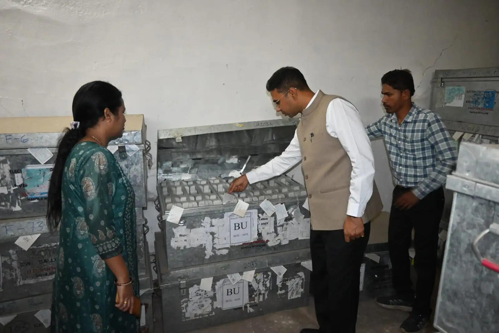 राजनैतिक दल के प्रतिनिधियों की उपस्थिति में ईव्हीएम वेयर हॉउस का किया गया निरीक्षण