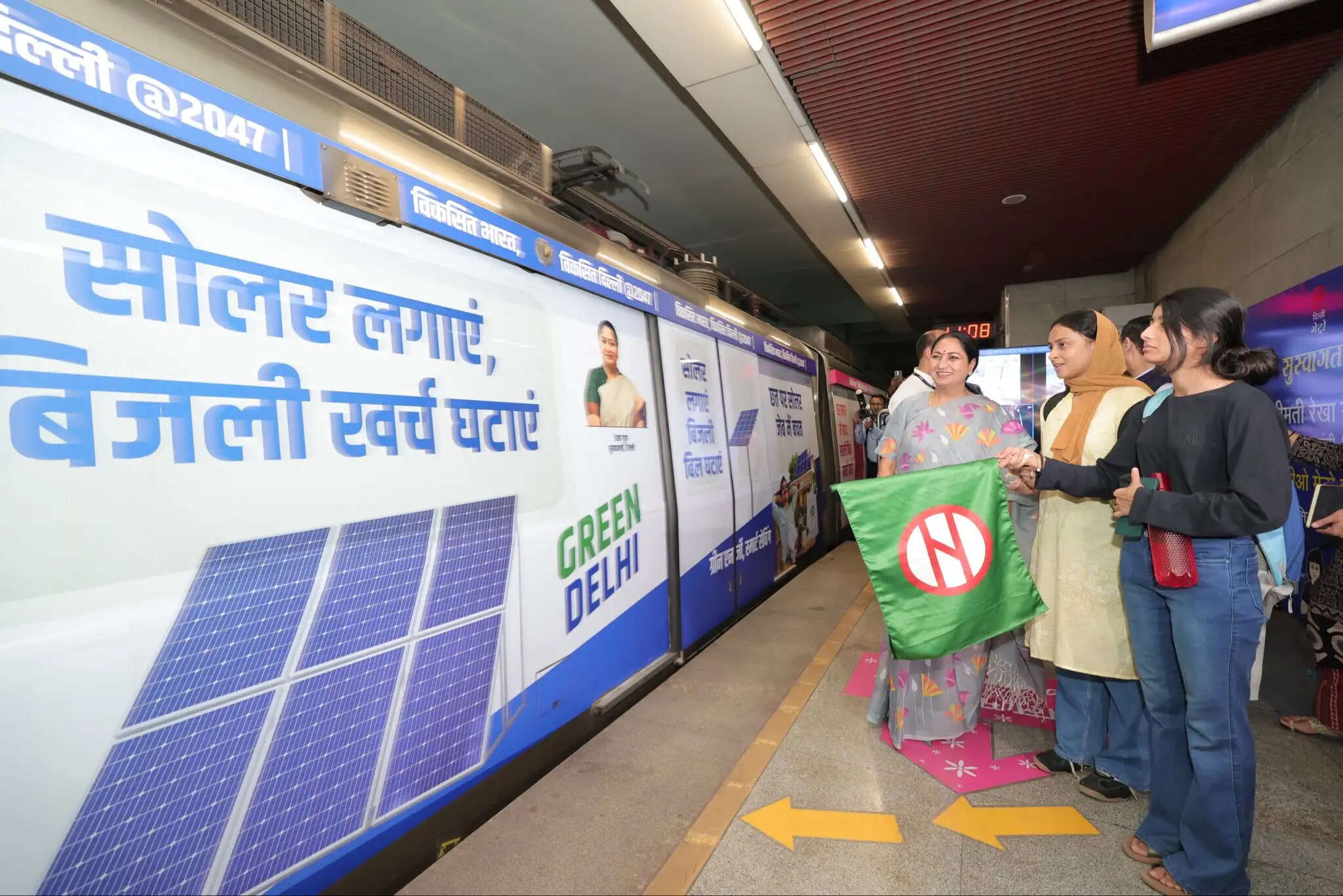 मुख्मयंत्री रेखा गुप्ता ने सरकारी योजनाओं का संदेश देने वाली ‘रैप्ड मेट्रो ट्रेन’ को दिखाई हरी झड़ी