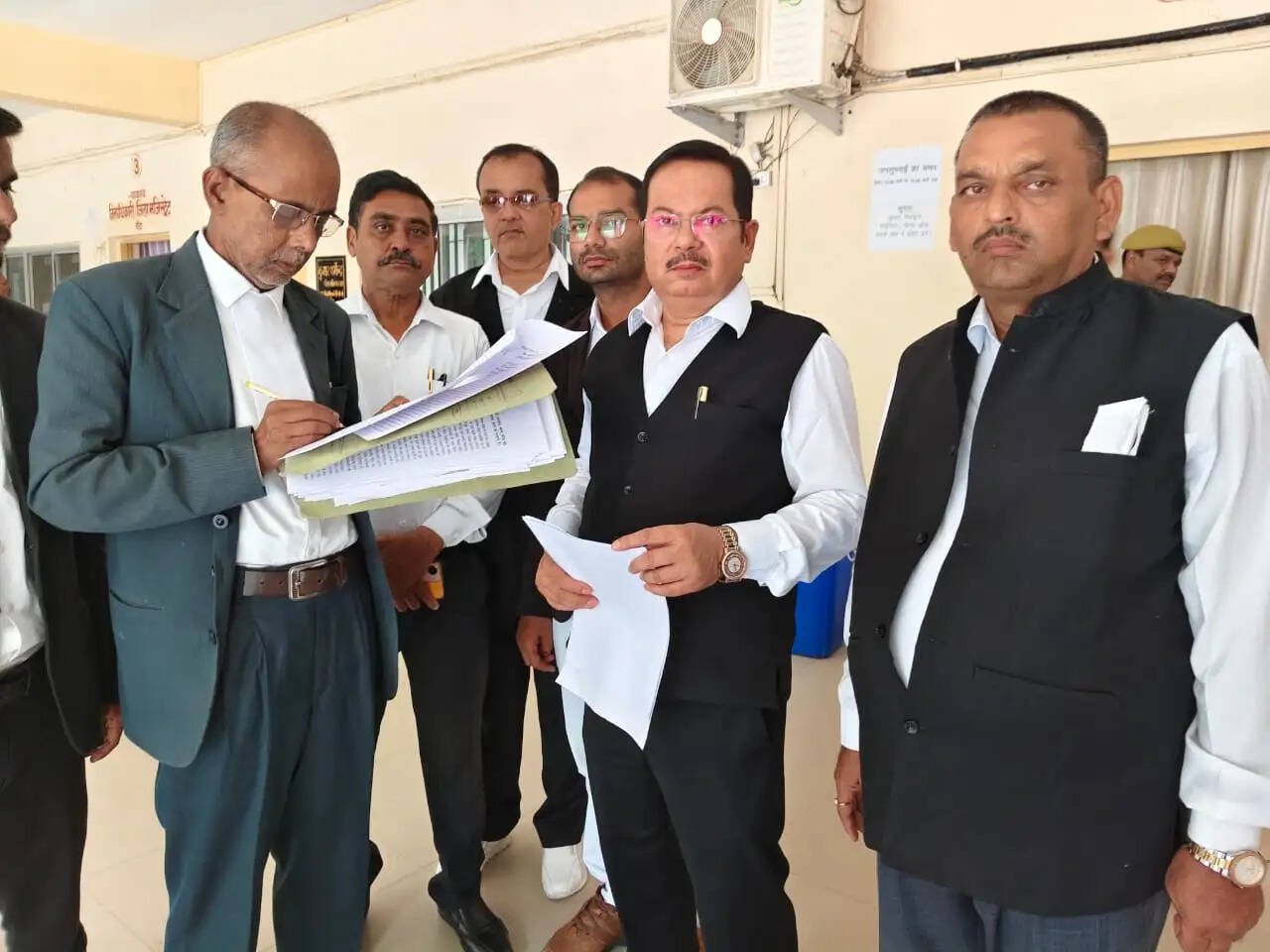 शहर के बाहर शिफ्ट हो रोडवेज बस स्टैंड, अधिवक्ता संघ ने डीएम से की मांग