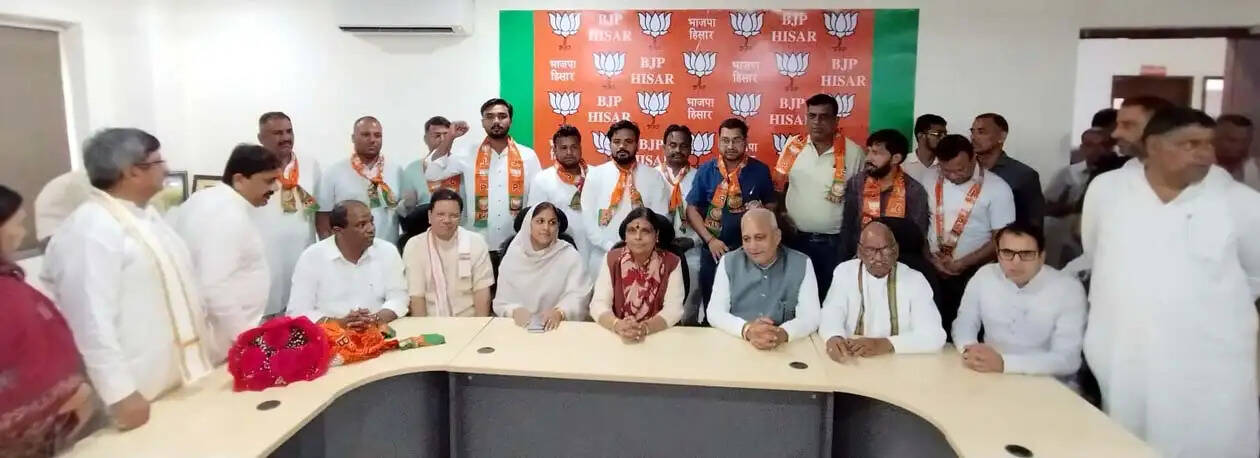 हिसार : उकलाना नगर पालिका के 11 पार्षदों ने थामा भाजपा का दामन