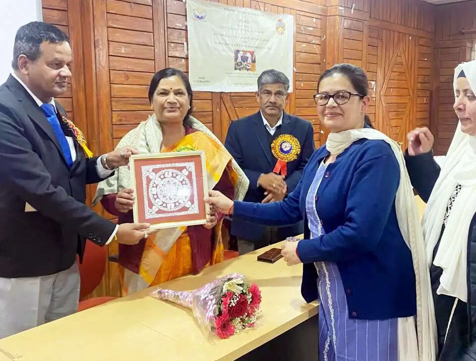 कुमाऊं विश्वविद्यालय में जीवन कौशल कार्यशाला में बच्चों को दिये गये आंतरिक शांति के मंत्र