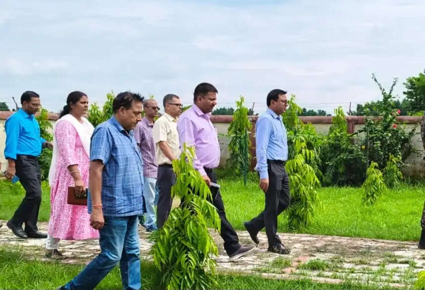 महेशुआ पंचायत में सरकारी योजनाओं का निरीक्षण, उप विकास आयुक्त ने दिए आवश्यक निर्देश