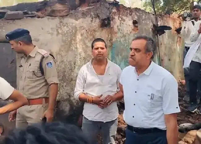 मप्र के सीधी में बिजली लाइन में स्पार्किंग से कच्चे मकान में लगी आग, जिंदा जले तीन मासूम