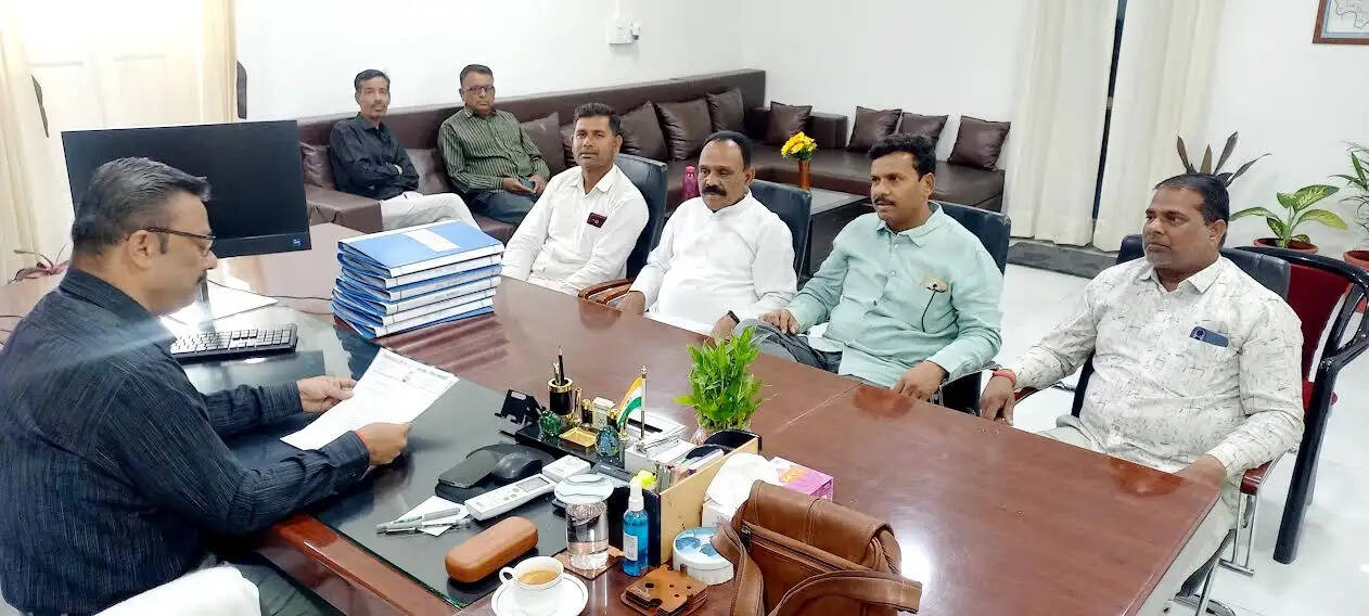 मंदसौरः अफीम नीति जल्दी घोषित करने की मांग को लेकर कांग्रेस नेताओं ने सौंपा ज्ञापन