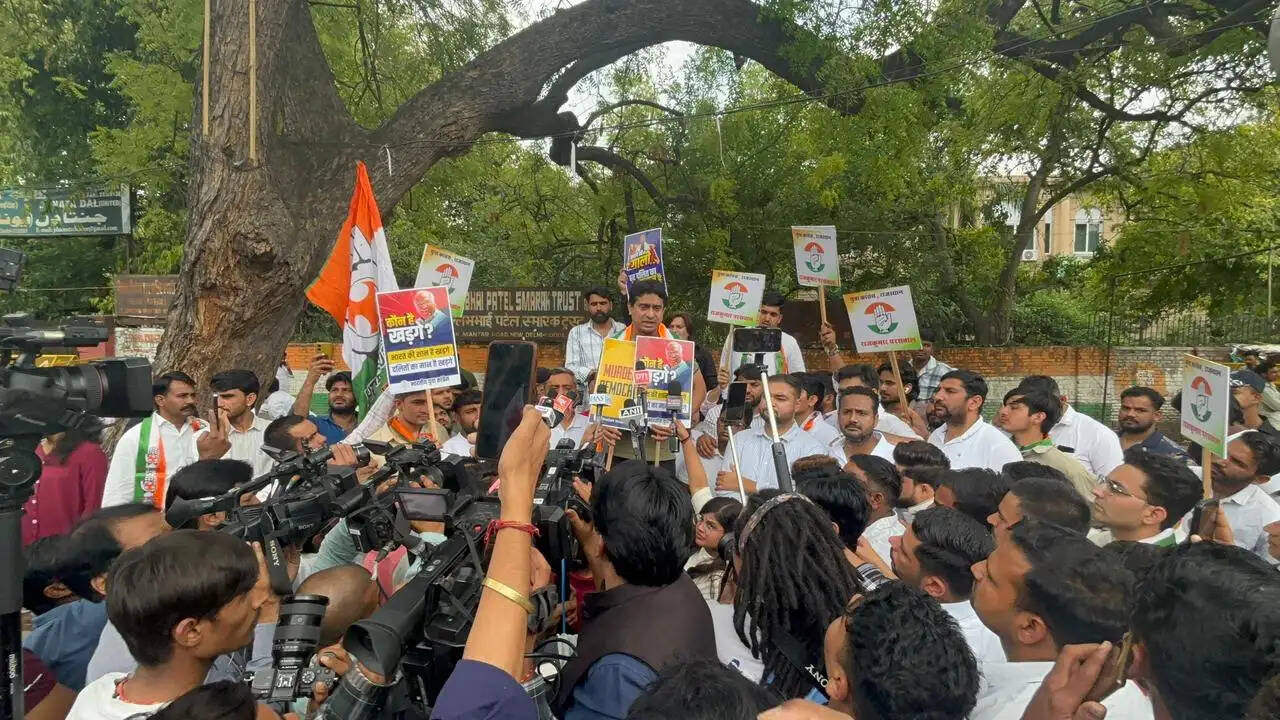 खरगे और खेड़ा मामले में युवा कांग्रेस कार्यकर्ताओं का प्रदर्शन, चिब बोले- डरेंगे नहीं