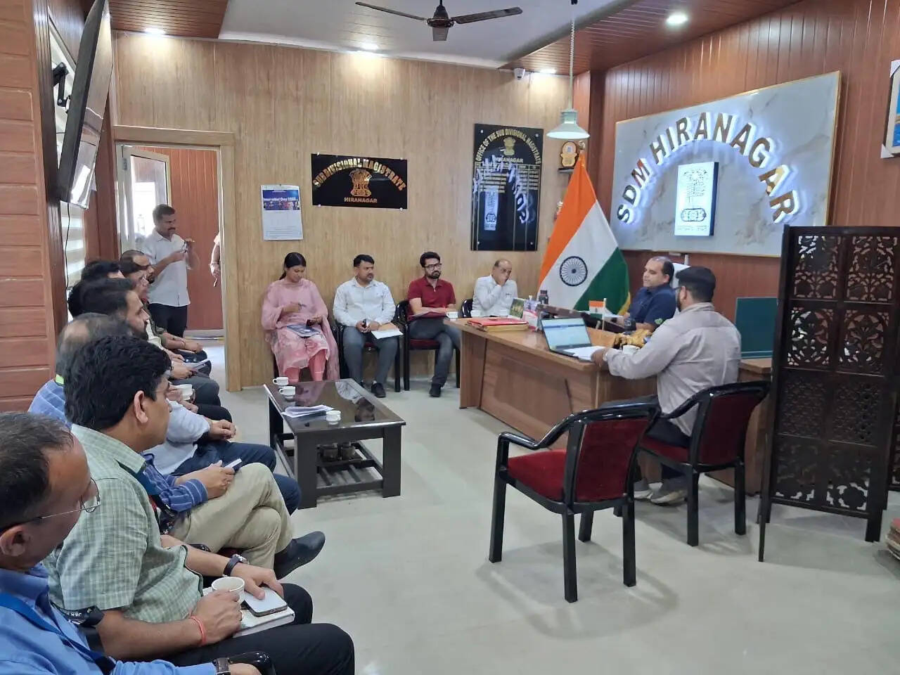 मिशन युवा के लंबित मामलों का शीघ्र निपटारा करें बैंक-एसडीएम