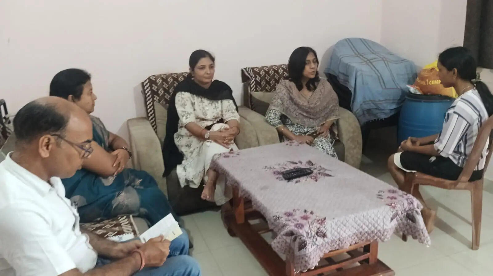 अनूपपुर: पीएम केयर्स योजना से लाभान्वित बालिका से अधिकारियों ने की गृहभेंट