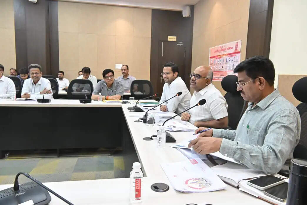 स्वास्थ्य योजनाओं में लापरवाही पर डीएम सख्त, खराब प्रदर्शन करने वालों को चेतावनी