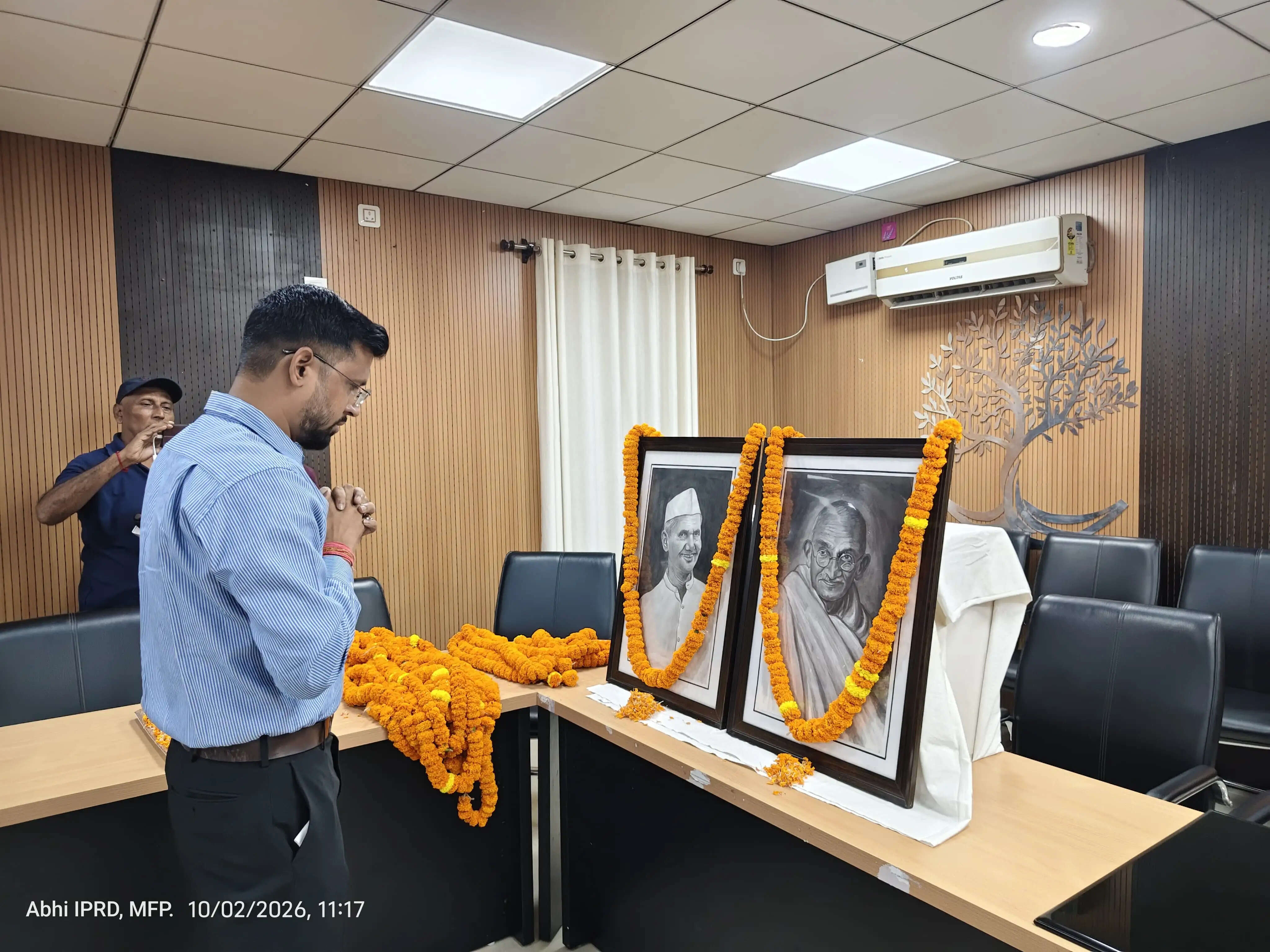महात्मा गांधी एवं लाल बहादुर शास्त्री की जयंती पर डीएम&nbsp;ने किया माल्यार्पण