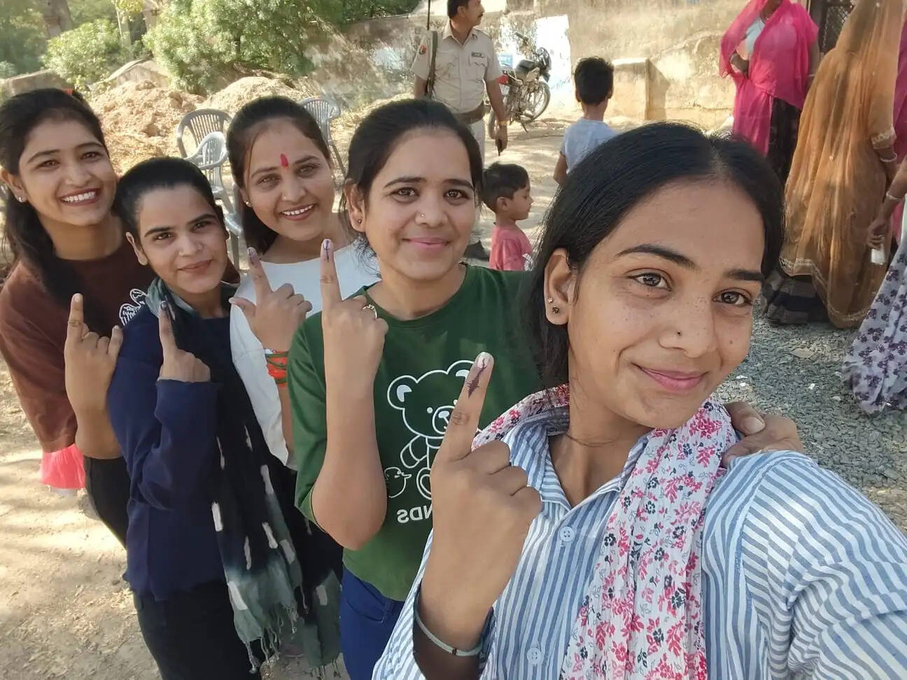 गांवों की सरकार चुनने के लिए मतदान, दोपहर 1 बजे तक 29.27% वोटिंग; कई बूथों पर ईवीएम में खराबी