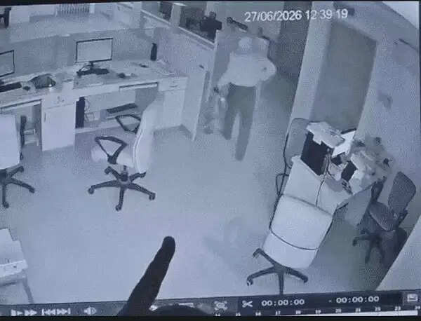 छिंदवाड़ा&nbsp;में&nbsp;बैंक ऑफ इंडिया में लूट की&nbsp;साजिश नाकाम, शटर काटकर घुसे आरोपी, एसआई&nbsp;ने&nbsp;दबाेचा