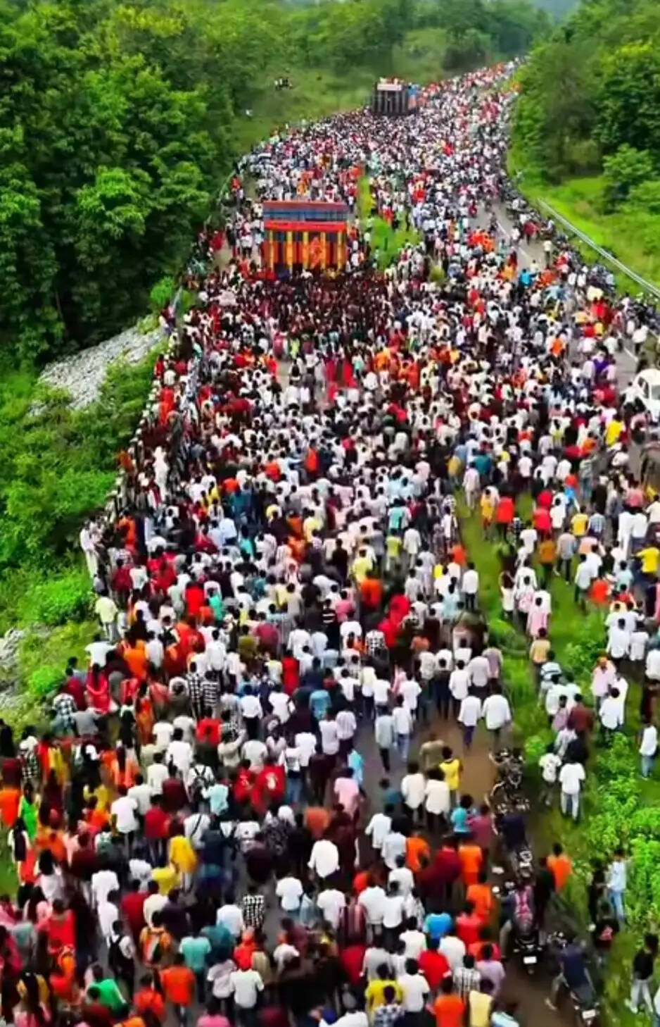 रजरप्पा से निकला शिव भक्तों का जत्था, शिवालयों में हुआ जलाभिषेक