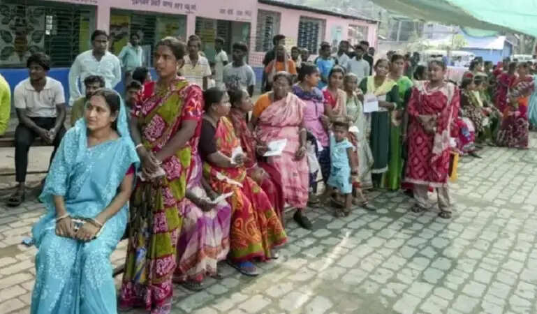 दतिया विस उपचुनावः कड़ी सुरक्षा व्यवस्था के बीच 291 केंद्रों पर हो रही वोटिंग