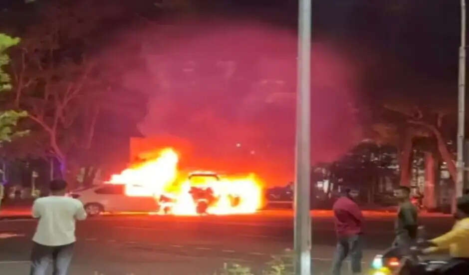 कार और ऑटो में टक्कर के बाद लगी आग, तीन घायल