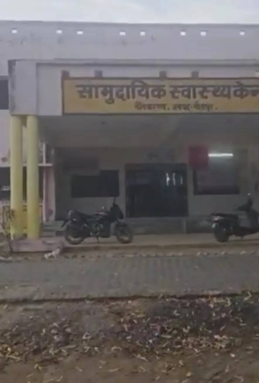 मुंडन से लौट रही ट्रैक्टर ट्राली खाईं में गिरी, 20 घायल चार की हालत गंभीर