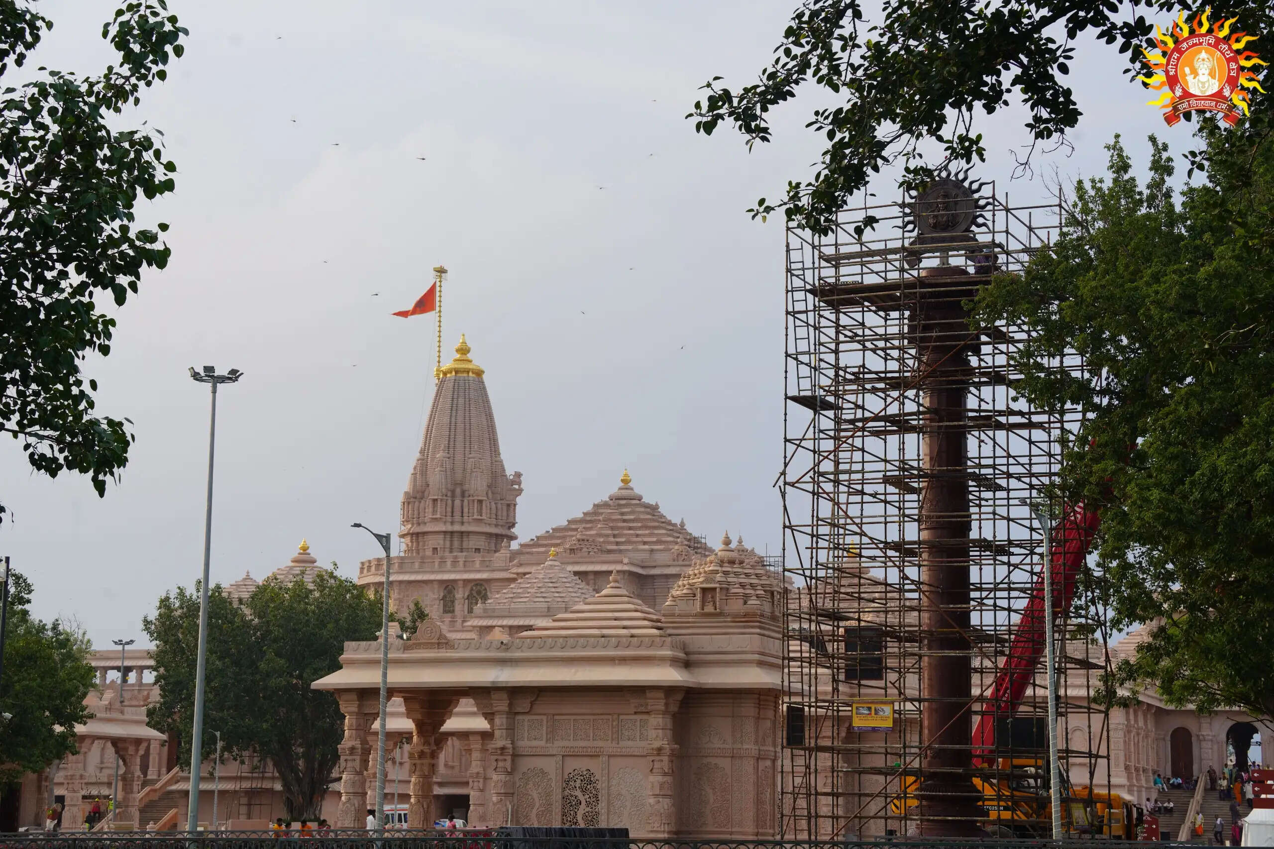 श्रीराम जन्मभूमि मंदिर परिसर में हुतात्मा स्मारक स्तम्भ का कार्य पूर्णता की ओर